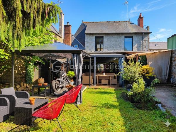 35460 MAEN ROCH - Nadège Garavaglia BSK Immobilier vous propose cette belle maison en pierres de 140 m², mitoyenne sur un côté, Idéalement située en plein centre bourg, elle saura vous séduire par son cachet, mur en pierres apparents et ses prestations de qualité. Implantée sur un terrain clos de 461 m², sans vis-à-vis, elle ne nécessite aucun travaux : vous n’avez plus qu’à poser vos valises.

Au rez-de-chaussée, vous découvrirez un spacieux séjour lumineux de 42 m², agrémenté d’un poêle à granulés, ainsi qu’une cuisine aménagée avec accès direct à une agréable terrasse semi-couverte exposée sud/est. Une buanderie/arrière-cuisine, une grande chambre ainsi qu’une salle de bain avec WC complète cet espace fonctionnel.

À l’étage, un couloir dessert trois chambres, dont une belle suite parentale avec dressing et salle d’eau privative. Et un WC indépendant.

Au deuxième étage, un grenier offre un espace de stockage supplémentaire.

À l’extérieur, vous profiterez d’un jardin agréable et intimiste, avec un atelier en bardage bois d’environ 13 m².

Les + :

Tout à l’égout
Double vitrage avec volets électriques
Aucun travaux à prévoir
Maison coup de cœur

Une opportunité rare sur le secteur, à visiter sans tarder !
Votre contact Nadège Garavaglia 0672628487  n.garavaglia@bskimmobilier.com