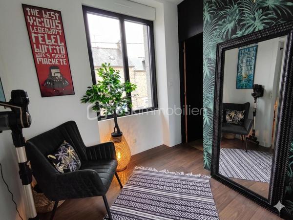 35460 MAEN ROCH - Nadège Garavaglia BSK Immobilier vous propose cette belle maison en pierres de 140 m², mitoyenne sur un côté, Idéalement située en plein centre bourg, elle saura vous séduire par son cachet, mur en pierres apparents et ses prestations de qualité. Implantée sur un terrain clos de 461 m², sans vis-à-vis, elle ne nécessite aucun travaux : vous n’avez plus qu’à poser vos valises.

Au rez-de-chaussée, vous découvrirez un spacieux séjour lumineux de 42 m², agrémenté d’un poêle à granulés, ainsi qu’une cuisine aménagée avec accès direct à une agréable terrasse semi-couverte exposée sud/est. Une buanderie/arrière-cuisine, une grande chambre ainsi qu’une salle de bain avec WC complète cet espace fonctionnel.

À l’étage, un couloir dessert trois chambres, dont une belle suite parentale avec dressing et salle d’eau privative. Et un WC indépendant.

Au deuxième étage, un grenier offre un espace de stockage supplémentaire.

À l’extérieur, vous profiterez d’un jardin agréable et intimiste, avec un atelier en bardage bois d’environ 13 m².

Les + :

Tout à l’égout
Double vitrage avec volets électriques
Aucun travaux à prévoir
Maison coup de cœur

Une opportunité rare sur le secteur, à visiter sans tarder !
Votre contact Nadège Garavaglia 0672628487  n.garavaglia@bskimmobilier.com