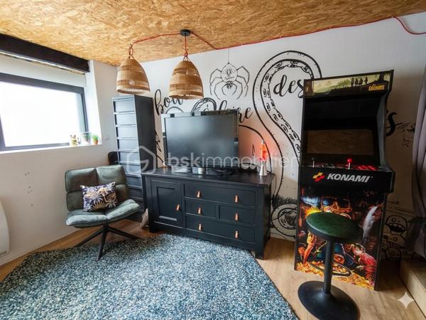 35460 MAEN ROCH - Nadège Garavaglia BSK Immobilier vous propose cette belle maison en pierres de 140 m², mitoyenne sur un côté, Idéalement située en plein centre bourg, elle saura vous séduire par son cachet, mur en pierres apparents et ses prestations de qualité. Implantée sur un terrain clos de 461 m², sans vis-à-vis, elle ne nécessite aucun travaux : vous n’avez plus qu’à poser vos valises.

Au rez-de-chaussée, vous découvrirez un spacieux séjour lumineux de 42 m², agrémenté d’un poêle à granulés, ainsi qu’une cuisine aménagée avec accès direct à une agréable terrasse semi-couverte exposée sud/est. Une buanderie/arrière-cuisine, une grande chambre ainsi qu’une salle de bain avec WC complète cet espace fonctionnel.

À l’étage, un couloir dessert trois chambres, dont une belle suite parentale avec dressing et salle d’eau privative. Et un WC indépendant.

Au deuxième étage, un grenier offre un espace de stockage supplémentaire.

À l’extérieur, vous profiterez d’un jardin agréable et intimiste, avec un atelier en bardage bois d’environ 13 m².

Les + :

Tout à l’égout
Double vitrage avec volets électriques
Aucun travaux à prévoir
Maison coup de cœur

Une opportunité rare sur le secteur, à visiter sans tarder !
Votre contact Nadège Garavaglia 0672628487  n.garavaglia@bskimmobilier.com