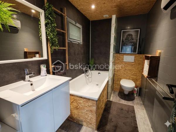 35460 MAEN ROCH - Nadège Garavaglia BSK Immobilier vous propose cette belle maison en pierres de 140 m², mitoyenne sur un côté, Idéalement située en plein centre bourg, elle saura vous séduire par son cachet, mur en pierres apparents et ses prestations de qualité. Implantée sur un terrain clos de 461 m², sans vis-à-vis, elle ne nécessite aucun travaux : vous n’avez plus qu’à poser vos valises.

Au rez-de-chaussée, vous découvrirez un spacieux séjour lumineux de 42 m², agrémenté d’un poêle à granulés, ainsi qu’une cuisine aménagée avec accès direct à une agréable terrasse semi-couverte exposée sud/est. Une buanderie/arrière-cuisine, une grande chambre ainsi qu’une salle de bain avec WC complète cet espace fonctionnel.

À l’étage, un couloir dessert trois chambres, dont une belle suite parentale avec dressing et salle d’eau privative. Et un WC indépendant.

Au deuxième étage, un grenier offre un espace de stockage supplémentaire.

À l’extérieur, vous profiterez d’un jardin agréable et intimiste, avec un atelier en bardage bois d’environ 13 m².

Les + :

Tout à l’égout
Double vitrage avec volets électriques
Aucun travaux à prévoir
Maison coup de cœur

Une opportunité rare sur le secteur, à visiter sans tarder !
Votre contact Nadège Garavaglia 0672628487  n.garavaglia@bskimmobilier.com