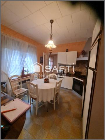 Jolie maison semi mitoyenne en briques dans un quartier calme et arboré avec un jardin et 2 stationnements privés