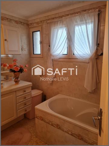 Jolie maison semi mitoyenne en briques dans un quartier calme et arboré avec un jardin et 2 stationnements privés