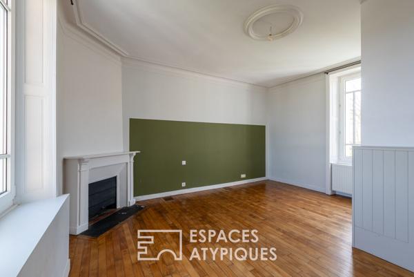 Maison familiale à l’identité affirmée dans le bourg de Lécousse