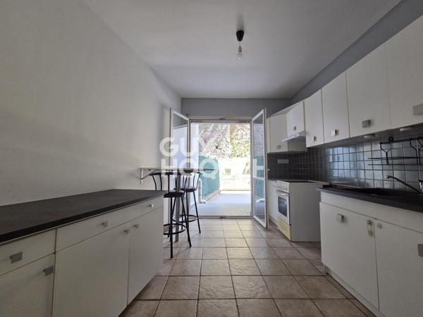 Appartement à LOUER 3 pièces de 75 m² avec parking couvert, terrasse, balcon et cave