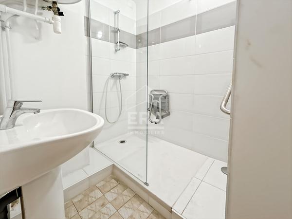 Appartement 3 pièces 83 m2  traversant  Marseille 10e