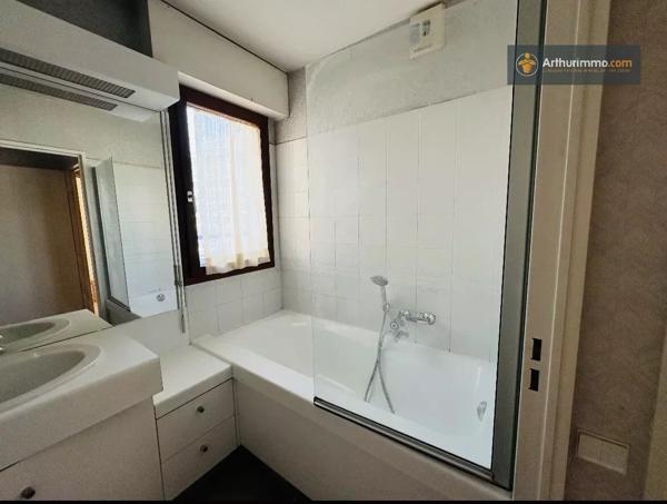 Vente                                                      Appartement
                        
                     2 pièces                      56 m2                     à Puteaux