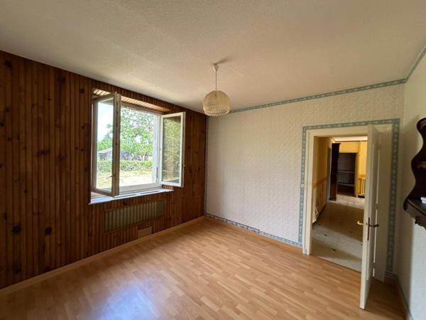 Maison dans village calme avec un beau potentiel d'agrandissement avec ses dépendances