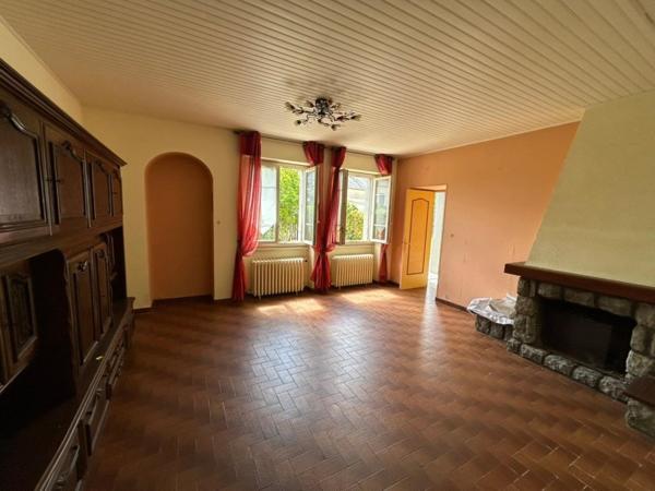 Maison dans village calme avec un beau potentiel d'agrandissement avec ses dépendances