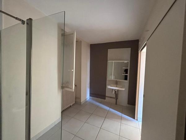 Maison dans village calme avec un beau potentiel d'agrandissement avec ses dépendances