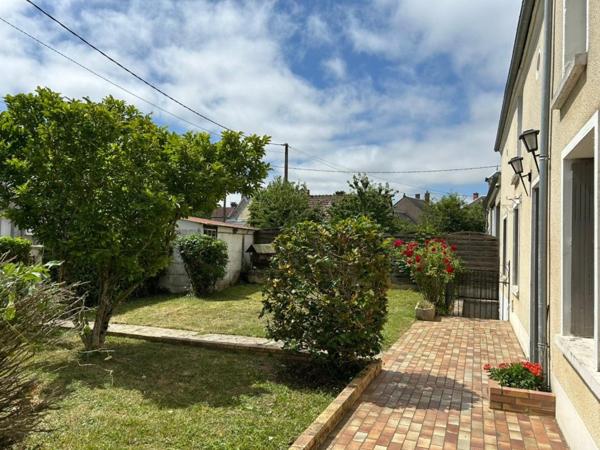 Maison dans village calme avec un beau potentiel d'agrandissement avec ses dépendances