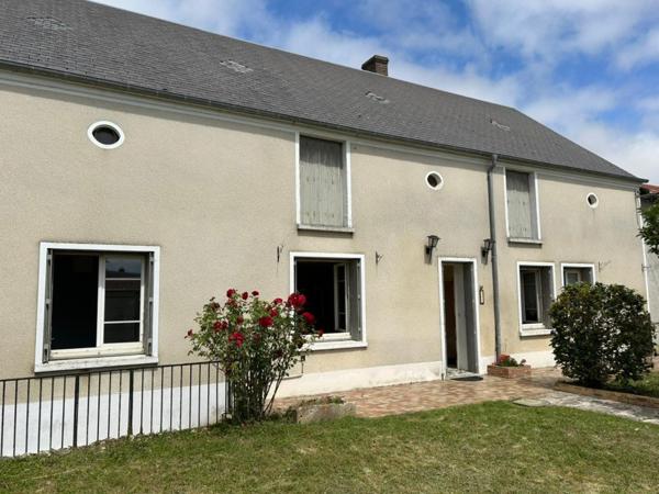 Maison dans village calme avec un beau potentiel d'agrandissement avec ses dépendances