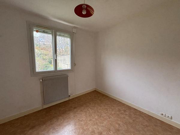 PAVILLON SUR SOUS SOL A LA FLECHE