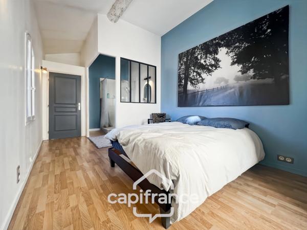 MALLEMORT maison de village entièrement rénovée, de 107 m2 très bien entretenue, 1 étage, beaux volumes, 3 chambres, 2 salles d'eau, bien localisée, un local