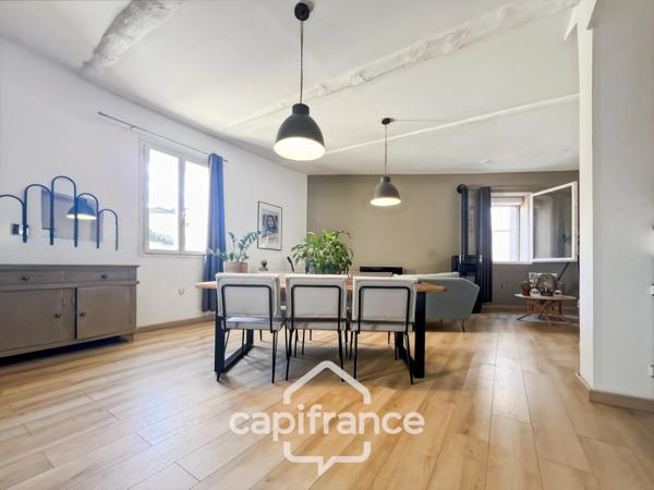 MALLEMORT maison de village entièrement rénovée, de 107 m2 très bien entretenue, 1 étage, beaux volumes, 3 chambres, 2 salles d'eau, bien localisée, un local