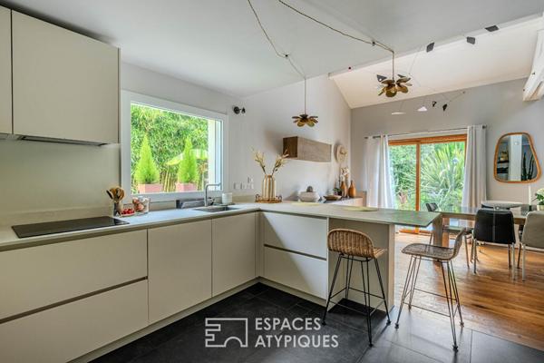 Élégante maison familiale ouverte sur jardin et piscine