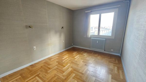 EN EXCUSIVITE : Hyper centre Appartement de type 5 au 6eme étage avec ascenseur , cave et grand balcon