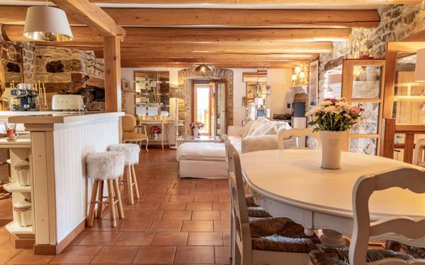 Maison à vendre    8 pièces •  Barjac