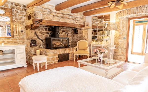 Maison à vendre    8 pièces •  Barjac