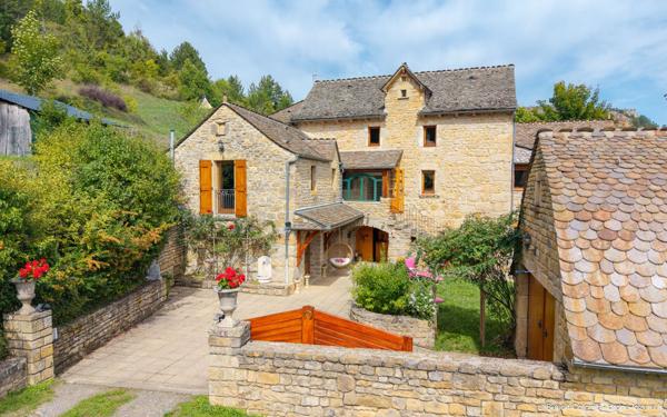 Maison à vendre    8 pièces •  Barjac