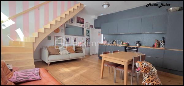 Un bien rare en plein centre-ville ! Situé au 2ᵉ étage d’une petite copropriété, ce duplex de 70 m² offre le charme de l’ancien, de beaux volumes et un environnement calme, tout en étant à proximité immédiate des commerces, restaurants et transports.

✨ Les atouts du bien :

Belle pièce de vie avec parquet et belle hauteur sous plafond
Cuisine équipée, fonctionnelle et agréable
Grande chambre de 20 m²
À l’étage : espace actuellement aménagé en coin chambre et coin bureau, offrant de nombreuses possibilités

Gare et axes routiers à proximité, idéal pour les déplacements vers Paris ou les grandes villes
Un appartement avec du cachet, du calme et un emplacement privilégié.
 Idéal pour un premier achat, un pied-à-terre ou un investissement.

Charges annuelles : environ 1 000 €
Chauffage électrique

📍 Emplacement recherché – centre-ville
👉 À visiter rapidement !