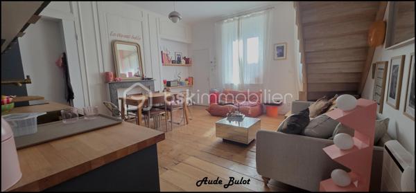 Un bien rare en plein centre-ville ! Situé au 2ᵉ étage d’une petite copropriété, ce duplex de 70 m² offre le charme de l’ancien, de beaux volumes et un environnement calme, tout en étant à proximité immédiate des commerces, restaurants et transports.

✨ Les atouts du bien :

Belle pièce de vie avec parquet et belle hauteur sous plafond
Cuisine équipée, fonctionnelle et agréable
Grande chambre de 20 m²
À l’étage : espace actuellement aménagé en coin chambre et coin bureau, offrant de nombreuses possibilités

Gare et axes routiers à proximité, idéal pour les déplacements vers Paris ou les grandes villes
Un appartement avec du cachet, du calme et un emplacement privilégié.
 Idéal pour un premier achat, un pied-à-terre ou un investissement.

Charges annuelles : environ 1 000 €
Chauffage électrique

📍 Emplacement recherché – centre-ville
👉 À visiter rapidement !