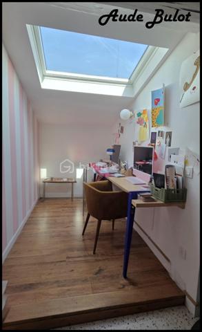 Un bien rare en plein centre-ville ! Situé au 2ᵉ étage d’une petite copropriété, ce duplex de 70 m² offre le charme de l’ancien, de beaux volumes et un environnement calme, tout en étant à proximité immédiate des commerces, restaurants et transports.

✨ Les atouts du bien :

Belle pièce de vie avec parquet et belle hauteur sous plafond
Cuisine équipée, fonctionnelle et agréable
Grande chambre de 20 m²
À l’étage : espace actuellement aménagé en coin chambre et coin bureau, offrant de nombreuses possibilités

Gare et axes routiers à proximité, idéal pour les déplacements vers Paris ou les grandes villes
Un appartement avec du cachet, du calme et un emplacement privilégié.
 Idéal pour un premier achat, un pied-à-terre ou un investissement.

Charges annuelles : environ 1 000 €
Chauffage électrique

📍 Emplacement recherché – centre-ville
👉 À visiter rapidement !