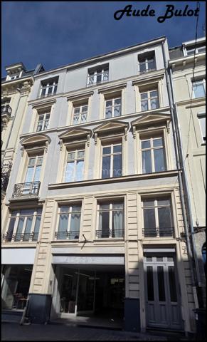 Un bien rare en plein centre-ville ! Situé au 2ᵉ étage d’une petite copropriété, ce duplex de 70 m² offre le charme de l’ancien, de beaux volumes et un environnement calme, tout en étant à proximité immédiate des commerces, restaurants et transports.

✨ Les atouts du bien :

Belle pièce de vie avec parquet et belle hauteur sous plafond
Cuisine équipée, fonctionnelle et agréable
Grande chambre de 20 m²
À l’étage : espace actuellement aménagé en coin chambre et coin bureau, offrant de nombreuses possibilités

Gare et axes routiers à proximité, idéal pour les déplacements vers Paris ou les grandes villes
Un appartement avec du cachet, du calme et un emplacement privilégié.
 Idéal pour un premier achat, un pied-à-terre ou un investissement.

Charges annuelles : environ 1 000 €
Chauffage électrique

📍 Emplacement recherché – centre-ville
👉 À visiter rapidement !
