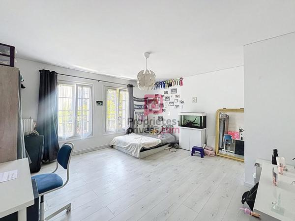 Maison 4 chambres, 1 bureau et 1 garage attenant