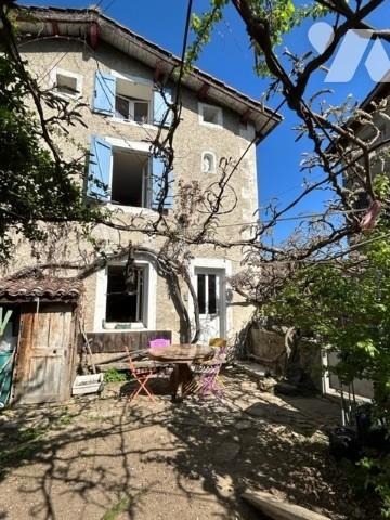 Nous vendons une charmante maison de village en copropriété, avec jardin privatif attenant.