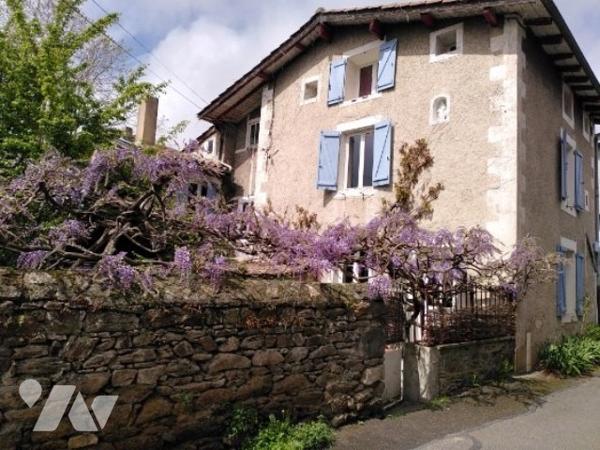 Nous vendons une charmante maison de village en copropriété, avec jardin privatif attenant.