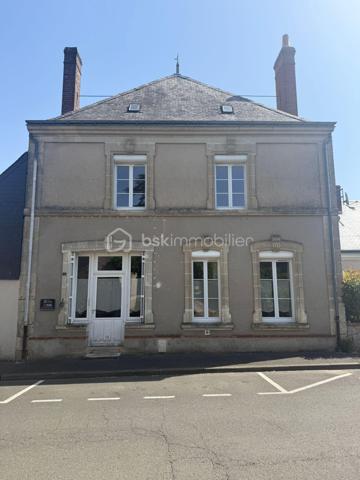 *** Carole MARCHAND *** BSK Immobilier *** vous présente :

Située au cœur du charmant village d’Épeigné-sur-Dême, à 3 minutes de Chemillé-sur-Dême, 30 minutes de Tours Nord, bénéficiant de transports scolaires et de transports en commun.

Dès l’entrée, vous serez séduits par une vaste pièce de vie salon-séjour-cuisine ouverte de plus de 60 m², chaleureuse et conviviale avec son espace bar. 

Au rez-de-chaussée :
-	Une belle pièce de vie avec séjour/cuisine lumière traversante, cheminée insert
-	Une grande chambre particulièrement lumineuse
-	Salle de bain avec douche et baignoire 
-	WC séparés

À l’étage :
-	Un grand palier magnifique parquet massif
-	Deux chambres d’environ 19 m² chacune, parquet massif
-	Salle d’eau avec WC
-	Un espace à finir d’isoler de 40 m², à imaginer en suite parentale, en atelier professionnel, en salle de jeux ou en salle cinéma par exemple ainsi que son grenier attenant qui offre un potentiel d'agrandissement supplémentaire.

Les +
Cette maison propose une rénovation moderne tout en conservant le cachet de l’ancien. 
Potentiel d'agrandissement.
Chauffage électrique, radiateurs récents, cheminée insert. 
Assainissement collectif - Tout à l'égout.

Pour compléter ce bien, vous trouverez :
Une dépendance à réhabiliter de plus de 20 m² (utiliser en buanderie actuellement) une grange dont la toiture est à refaire, un puit, deux caves.
Terrain clos de 478 m².
+ Terrain non attenant de 660 m² en bord de rivière qui pourra être revendu par exemple.

Plus de photos et organisation de visite sur simple demande.

.