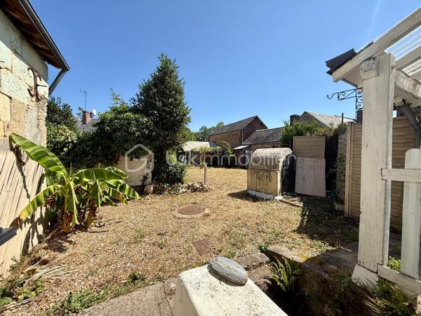 *** Carole MARCHAND *** BSK Immobilier *** vous présente :

Située au cœur du charmant village d’Épeigné-sur-Dême, à 3 minutes de Chemillé-sur-Dême, 30 minutes de Tours Nord, bénéficiant de transports scolaires et de transports en commun.

Dès l’entrée, vous serez séduits par une vaste pièce de vie salon-séjour-cuisine ouverte de plus de 60 m², chaleureuse et conviviale avec son espace bar. 

Au rez-de-chaussée :
-	Une belle pièce de vie avec séjour/cuisine lumière traversante, cheminée insert
-	Une grande chambre particulièrement lumineuse
-	Salle de bain avec douche et baignoire 
-	WC séparés

À l’étage :
-	Un grand palier magnifique parquet massif
-	Deux chambres d’environ 19 m² chacune, parquet massif
-	Salle d’eau avec WC
-	Un espace à finir d’isoler de 40 m², à imaginer en suite parentale, en atelier professionnel, en salle de jeux ou en salle cinéma par exemple ainsi que son grenier attenant qui offre un potentiel d'agrandissement supplémentaire.

Les +
Cette maison propose une rénovation moderne tout en conservant le cachet de l’ancien. 
Potentiel d'agrandissement.
Chauffage électrique, radiateurs récents, cheminée insert. 
Assainissement collectif - Tout à l'égout.

Pour compléter ce bien, vous trouverez :
Une dépendance à réhabiliter de plus de 20 m² (utiliser en buanderie actuellement) une grange dont la toiture est à refaire, un puit, deux caves.
Terrain clos de 478 m².
+ Terrain non attenant de 660 m² en bord de rivière qui pourra être revendu par exemple.

Plus de photos et organisation de visite sur simple demande.

.