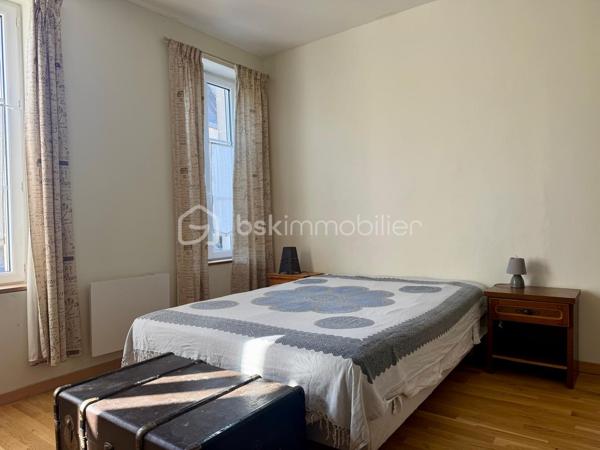 *** Carole MARCHAND *** BSK Immobilier *** vous présente :

Située au cœur du charmant village d’Épeigné-sur-Dême, à 3 minutes de Chemillé-sur-Dême, 30 minutes de Tours Nord, bénéficiant de transports scolaires et de transports en commun.

Dès l’entrée, vous serez séduits par une vaste pièce de vie salon-séjour-cuisine ouverte de plus de 60 m², chaleureuse et conviviale avec son espace bar. 

Au rez-de-chaussée :
-	Une belle pièce de vie avec séjour/cuisine lumière traversante, cheminée insert
-	Une grande chambre particulièrement lumineuse
-	Salle de bain avec douche et baignoire 
-	WC séparés

À l’étage :
-	Un grand palier magnifique parquet massif
-	Deux chambres d’environ 19 m² chacune, parquet massif
-	Salle d’eau avec WC
-	Un espace à finir d’isoler de 40 m², à imaginer en suite parentale, en atelier professionnel, en salle de jeux ou en salle cinéma par exemple ainsi que son grenier attenant qui offre un potentiel d'agrandissement supplémentaire.

Les +
Cette maison propose une rénovation moderne tout en conservant le cachet de l’ancien. 
Potentiel d'agrandissement.
Chauffage électrique, radiateurs récents, cheminée insert. 
Assainissement collectif - Tout à l'égout.

Pour compléter ce bien, vous trouverez :
Une dépendance à réhabiliter de plus de 20 m² (utiliser en buanderie actuellement) une grange dont la toiture est à refaire, un puit, deux caves.
Terrain clos de 478 m².
+ Terrain non attenant de 660 m² en bord de rivière qui pourra être revendu par exemple.

Plus de photos et organisation de visite sur simple demande.

.