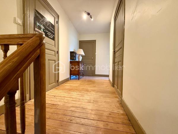 *** Carole MARCHAND *** BSK Immobilier *** vous présente :

Située au cœur du charmant village d’Épeigné-sur-Dême, à 3 minutes de Chemillé-sur-Dême, 30 minutes de Tours Nord, bénéficiant de transports scolaires et de transports en commun.

Dès l’entrée, vous serez séduits par une vaste pièce de vie salon-séjour-cuisine ouverte de plus de 60 m², chaleureuse et conviviale avec son espace bar. 

Au rez-de-chaussée :
-	Une belle pièce de vie avec séjour/cuisine lumière traversante, cheminée insert
-	Une grande chambre particulièrement lumineuse
-	Salle de bain avec douche et baignoire 
-	WC séparés

À l’étage :
-	Un grand palier magnifique parquet massif
-	Deux chambres d’environ 19 m² chacune, parquet massif
-	Salle d’eau avec WC
-	Un espace à finir d’isoler de 40 m², à imaginer en suite parentale, en atelier professionnel, en salle de jeux ou en salle cinéma par exemple ainsi que son grenier attenant qui offre un potentiel d'agrandissement supplémentaire.

Les +
Cette maison propose une rénovation moderne tout en conservant le cachet de l’ancien. 
Potentiel d'agrandissement.
Chauffage électrique, radiateurs récents, cheminée insert. 
Assainissement collectif - Tout à l'égout.

Pour compléter ce bien, vous trouverez :
Une dépendance à réhabiliter de plus de 20 m² (utiliser en buanderie actuellement) une grange dont la toiture est à refaire, un puit, deux caves.
Terrain clos de 478 m².
+ Terrain non attenant de 660 m² en bord de rivière qui pourra être revendu par exemple.

Plus de photos et organisation de visite sur simple demande.

.