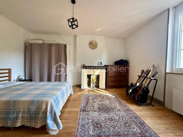*** Carole MARCHAND *** BSK Immobilier *** vous présente :

Située au cœur du charmant village d’Épeigné-sur-Dême, à 3 minutes de Chemillé-sur-Dême, 30 minutes de Tours Nord, bénéficiant de transports scolaires et de transports en commun.

Dès l’entrée, vous serez séduits par une vaste pièce de vie salon-séjour-cuisine ouverte de plus de 60 m², chaleureuse et conviviale avec son espace bar. 

Au rez-de-chaussée :
-	Une belle pièce de vie avec séjour/cuisine lumière traversante, cheminée insert
-	Une grande chambre particulièrement lumineuse
-	Salle de bain avec douche et baignoire 
-	WC séparés

À l’étage :
-	Un grand palier magnifique parquet massif
-	Deux chambres d’environ 19 m² chacune, parquet massif
-	Salle d’eau avec WC
-	Un espace à finir d’isoler de 40 m², à imaginer en suite parentale, en atelier professionnel, en salle de jeux ou en salle cinéma par exemple ainsi que son grenier attenant qui offre un potentiel d'agrandissement supplémentaire.

Les +
Cette maison propose une rénovation moderne tout en conservant le cachet de l’ancien. 
Potentiel d'agrandissement.
Chauffage électrique, radiateurs récents, cheminée insert. 
Assainissement collectif - Tout à l'égout.

Pour compléter ce bien, vous trouverez :
Une dépendance à réhabiliter de plus de 20 m² (utiliser en buanderie actuellement) une grange dont la toiture est à refaire, un puit, deux caves.
Terrain clos de 478 m².
+ Terrain non attenant de 660 m² en bord de rivière qui pourra être revendu par exemple.

Plus de photos et organisation de visite sur simple demande.

.