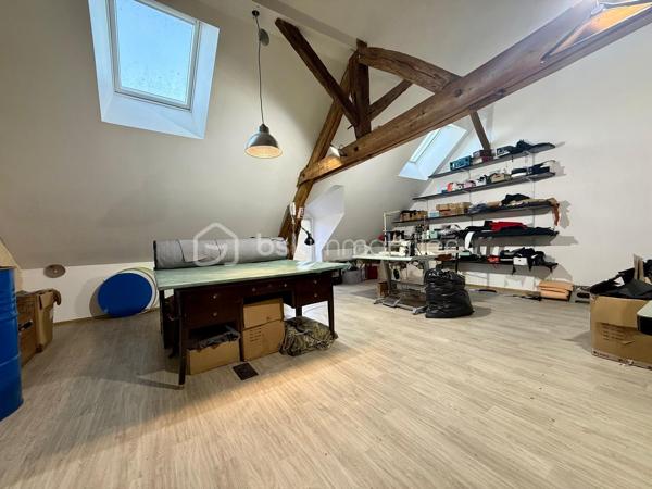 *** Carole MARCHAND *** BSK Immobilier *** vous présente :

Située au cœur du charmant village d’Épeigné-sur-Dême, à 3 minutes de Chemillé-sur-Dême, 30 minutes de Tours Nord, bénéficiant de transports scolaires et de transports en commun.

Dès l’entrée, vous serez séduits par une vaste pièce de vie salon-séjour-cuisine ouverte de plus de 60 m², chaleureuse et conviviale avec son espace bar. 

Au rez-de-chaussée :
-	Une belle pièce de vie avec séjour/cuisine lumière traversante, cheminée insert
-	Une grande chambre particulièrement lumineuse
-	Salle de bain avec douche et baignoire 
-	WC séparés

À l’étage :
-	Un grand palier magnifique parquet massif
-	Deux chambres d’environ 19 m² chacune, parquet massif
-	Salle d’eau avec WC
-	Un espace à finir d’isoler de 40 m², à imaginer en suite parentale, en atelier professionnel, en salle de jeux ou en salle cinéma par exemple ainsi que son grenier attenant qui offre un potentiel d'agrandissement supplémentaire.

Les +
Cette maison propose une rénovation moderne tout en conservant le cachet de l’ancien. 
Potentiel d'agrandissement.
Chauffage électrique, radiateurs récents, cheminée insert. 
Assainissement collectif - Tout à l'égout.

Pour compléter ce bien, vous trouverez :
Une dépendance à réhabiliter de plus de 20 m² (utiliser en buanderie actuellement) une grange dont la toiture est à refaire, un puit, deux caves.
Terrain clos de 478 m².
+ Terrain non attenant de 660 m² en bord de rivière qui pourra être revendu par exemple.

Plus de photos et organisation de visite sur simple demande.

.