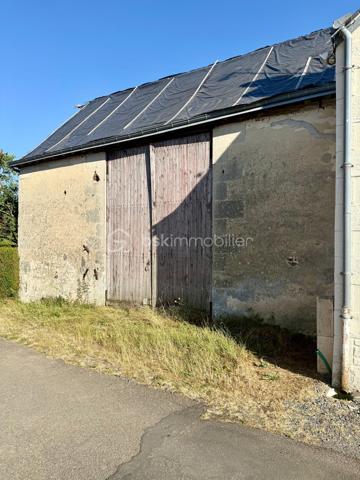 *** Carole MARCHAND *** BSK Immobilier *** vous présente :

Située au cœur du charmant village d’Épeigné-sur-Dême, à 3 minutes de Chemillé-sur-Dême, 30 minutes de Tours Nord, bénéficiant de transports scolaires et de transports en commun.

Dès l’entrée, vous serez séduits par une vaste pièce de vie salon-séjour-cuisine ouverte de plus de 60 m², chaleureuse et conviviale avec son espace bar. 

Au rez-de-chaussée :
-	Une belle pièce de vie avec séjour/cuisine lumière traversante, cheminée insert
-	Une grande chambre particulièrement lumineuse
-	Salle de bain avec douche et baignoire 
-	WC séparés

À l’étage :
-	Un grand palier magnifique parquet massif
-	Deux chambres d’environ 19 m² chacune, parquet massif
-	Salle d’eau avec WC
-	Un espace à finir d’isoler de 40 m², à imaginer en suite parentale, en atelier professionnel, en salle de jeux ou en salle cinéma par exemple ainsi que son grenier attenant qui offre un potentiel d'agrandissement supplémentaire.

Les +
Cette maison propose une rénovation moderne tout en conservant le cachet de l’ancien. 
Potentiel d'agrandissement.
Chauffage électrique, radiateurs récents, cheminée insert. 
Assainissement collectif - Tout à l'égout.

Pour compléter ce bien, vous trouverez :
Une dépendance à réhabiliter de plus de 20 m² (utiliser en buanderie actuellement) une grange dont la toiture est à refaire, un puit, deux caves.
Terrain clos de 478 m².
+ Terrain non attenant de 660 m² en bord de rivière qui pourra être revendu par exemple.

Plus de photos et organisation de visite sur simple demande.

.