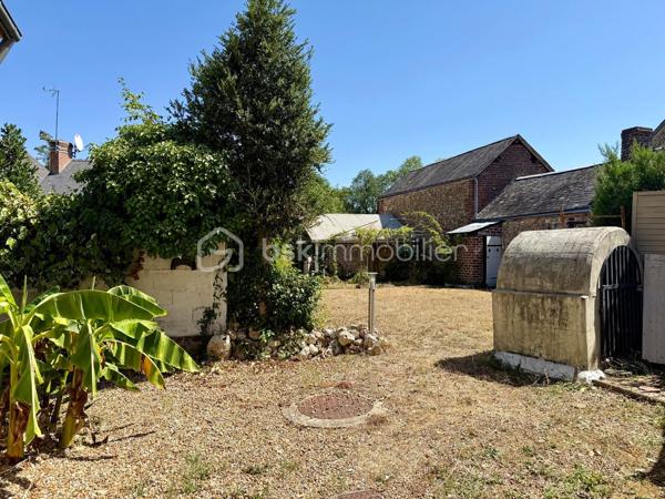 *** Carole MARCHAND *** BSK Immobilier *** vous présente :

Située au cœur du charmant village d’Épeigné-sur-Dême, à 3 minutes de Chemillé-sur-Dême, 30 minutes de Tours Nord, bénéficiant de transports scolaires et de transports en commun.

Dès l’entrée, vous serez séduits par une vaste pièce de vie salon-séjour-cuisine ouverte de plus de 60 m², chaleureuse et conviviale avec son espace bar. 

Au rez-de-chaussée :
-	Une belle pièce de vie avec séjour/cuisine lumière traversante, cheminée insert
-	Une grande chambre particulièrement lumineuse
-	Salle de bain avec douche et baignoire 
-	WC séparés

À l’étage :
-	Un grand palier magnifique parquet massif
-	Deux chambres d’environ 19 m² chacune, parquet massif
-	Salle d’eau avec WC
-	Un espace à finir d’isoler de 40 m², à imaginer en suite parentale, en atelier professionnel, en salle de jeux ou en salle cinéma par exemple ainsi que son grenier attenant qui offre un potentiel d'agrandissement supplémentaire.

Les +
Cette maison propose une rénovation moderne tout en conservant le cachet de l’ancien. 
Potentiel d'agrandissement.
Chauffage électrique, radiateurs récents, cheminée insert. 
Assainissement collectif - Tout à l'égout.

Pour compléter ce bien, vous trouverez :
Une dépendance à réhabiliter de plus de 20 m² (utiliser en buanderie actuellement) une grange dont la toiture est à refaire, un puit, deux caves.
Terrain clos de 478 m².
+ Terrain non attenant de 660 m² en bord de rivière qui pourra être revendu par exemple.

Plus de photos et organisation de visite sur simple demande.

.