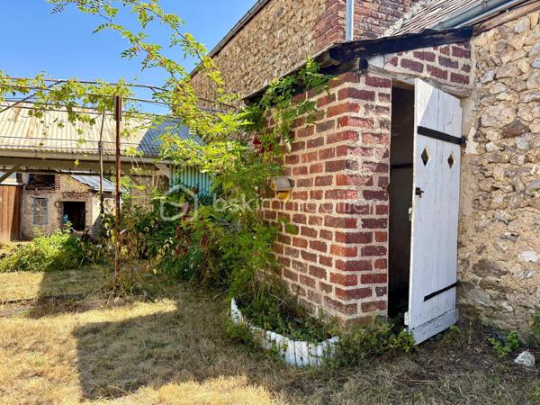 *** Carole MARCHAND *** BSK Immobilier *** vous présente :

Située au cœur du charmant village d’Épeigné-sur-Dême, à 3 minutes de Chemillé-sur-Dême, 30 minutes de Tours Nord, bénéficiant de transports scolaires et de transports en commun.

Dès l’entrée, vous serez séduits par une vaste pièce de vie salon-séjour-cuisine ouverte de plus de 60 m², chaleureuse et conviviale avec son espace bar. 

Au rez-de-chaussée :
-	Une belle pièce de vie avec séjour/cuisine lumière traversante, cheminée insert
-	Une grande chambre particulièrement lumineuse
-	Salle de bain avec douche et baignoire 
-	WC séparés

À l’étage :
-	Un grand palier magnifique parquet massif
-	Deux chambres d’environ 19 m² chacune, parquet massif
-	Salle d’eau avec WC
-	Un espace à finir d’isoler de 40 m², à imaginer en suite parentale, en atelier professionnel, en salle de jeux ou en salle cinéma par exemple ainsi que son grenier attenant qui offre un potentiel d'agrandissement supplémentaire.

Les +
Cette maison propose une rénovation moderne tout en conservant le cachet de l’ancien. 
Potentiel d'agrandissement.
Chauffage électrique, radiateurs récents, cheminée insert. 
Assainissement collectif - Tout à l'égout.

Pour compléter ce bien, vous trouverez :
Une dépendance à réhabiliter de plus de 20 m² (utiliser en buanderie actuellement) une grange dont la toiture est à refaire, un puit, deux caves.
Terrain clos de 478 m².
+ Terrain non attenant de 660 m² en bord de rivière qui pourra être revendu par exemple.

Plus de photos et organisation de visite sur simple demande.

.