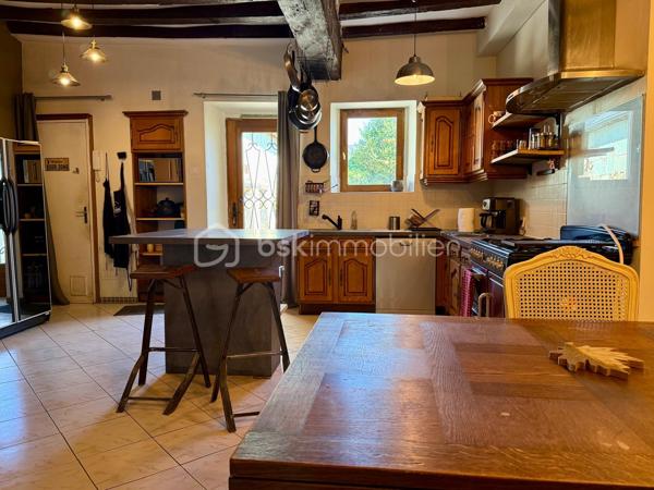 *** Carole MARCHAND *** BSK Immobilier *** vous présente :

Située au cœur du charmant village d’Épeigné-sur-Dême, à 3 minutes de Chemillé-sur-Dême, 30 minutes de Tours Nord, bénéficiant de transports scolaires et de transports en commun.

Dès l’entrée, vous serez séduits par une vaste pièce de vie salon-séjour-cuisine ouverte de plus de 60 m², chaleureuse et conviviale avec son espace bar. 

Au rez-de-chaussée :
-	Une belle pièce de vie avec séjour/cuisine lumière traversante, cheminée insert
-	Une grande chambre particulièrement lumineuse
-	Salle de bain avec douche et baignoire 
-	WC séparés

À l’étage :
-	Un grand palier magnifique parquet massif
-	Deux chambres d’environ 19 m² chacune, parquet massif
-	Salle d’eau avec WC
-	Un espace à finir d’isoler de 40 m², à imaginer en suite parentale, en atelier professionnel, en salle de jeux ou en salle cinéma par exemple ainsi que son grenier attenant qui offre un potentiel d'agrandissement supplémentaire.

Les +
Cette maison propose une rénovation moderne tout en conservant le cachet de l’ancien. 
Potentiel d'agrandissement.
Chauffage électrique, radiateurs récents, cheminée insert. 
Assainissement collectif - Tout à l'égout.

Pour compléter ce bien, vous trouverez :
Une dépendance à réhabiliter de plus de 20 m² (utiliser en buanderie actuellement) une grange dont la toiture est à refaire, un puit, deux caves.
Terrain clos de 478 m².
+ Terrain non attenant de 660 m² en bord de rivière qui pourra être revendu par exemple.

Plus de photos et organisation de visite sur simple demande.

.