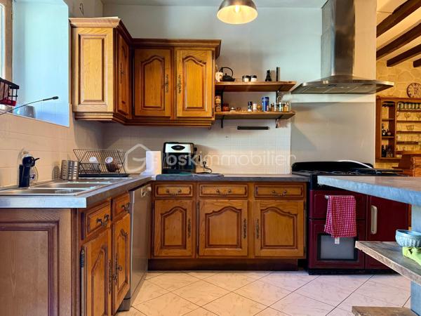 *** Carole MARCHAND *** BSK Immobilier *** vous présente :

Située au cœur du charmant village d’Épeigné-sur-Dême, à 3 minutes de Chemillé-sur-Dême, 30 minutes de Tours Nord, bénéficiant de transports scolaires et de transports en commun.

Dès l’entrée, vous serez séduits par une vaste pièce de vie salon-séjour-cuisine ouverte de plus de 60 m², chaleureuse et conviviale avec son espace bar. 

Au rez-de-chaussée :
-	Une belle pièce de vie avec séjour/cuisine lumière traversante, cheminée insert
-	Une grande chambre particulièrement lumineuse
-	Salle de bain avec douche et baignoire 
-	WC séparés

À l’étage :
-	Un grand palier magnifique parquet massif
-	Deux chambres d’environ 19 m² chacune, parquet massif
-	Salle d’eau avec WC
-	Un espace à finir d’isoler de 40 m², à imaginer en suite parentale, en atelier professionnel, en salle de jeux ou en salle cinéma par exemple ainsi que son grenier attenant qui offre un potentiel d'agrandissement supplémentaire.

Les +
Cette maison propose une rénovation moderne tout en conservant le cachet de l’ancien. 
Potentiel d'agrandissement.
Chauffage électrique, radiateurs récents, cheminée insert. 
Assainissement collectif - Tout à l'égout.

Pour compléter ce bien, vous trouverez :
Une dépendance à réhabiliter de plus de 20 m² (utiliser en buanderie actuellement) une grange dont la toiture est à refaire, un puit, deux caves.
Terrain clos de 478 m².
+ Terrain non attenant de 660 m² en bord de rivière qui pourra être revendu par exemple.

Plus de photos et organisation de visite sur simple demande.

.