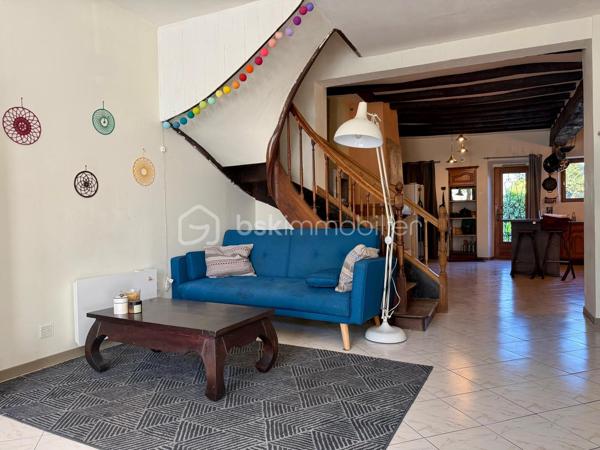 *** Carole MARCHAND *** BSK Immobilier *** vous présente :

Située au cœur du charmant village d’Épeigné-sur-Dême, à 3 minutes de Chemillé-sur-Dême, 30 minutes de Tours Nord, bénéficiant de transports scolaires et de transports en commun.

Dès l’entrée, vous serez séduits par une vaste pièce de vie salon-séjour-cuisine ouverte de plus de 60 m², chaleureuse et conviviale avec son espace bar. 

Au rez-de-chaussée :
-	Une belle pièce de vie avec séjour/cuisine lumière traversante, cheminée insert
-	Une grande chambre particulièrement lumineuse
-	Salle de bain avec douche et baignoire 
-	WC séparés

À l’étage :
-	Un grand palier magnifique parquet massif
-	Deux chambres d’environ 19 m² chacune, parquet massif
-	Salle d’eau avec WC
-	Un espace à finir d’isoler de 40 m², à imaginer en suite parentale, en atelier professionnel, en salle de jeux ou en salle cinéma par exemple ainsi que son grenier attenant qui offre un potentiel d'agrandissement supplémentaire.

Les +
Cette maison propose une rénovation moderne tout en conservant le cachet de l’ancien. 
Potentiel d'agrandissement.
Chauffage électrique, radiateurs récents, cheminée insert. 
Assainissement collectif - Tout à l'égout.

Pour compléter ce bien, vous trouverez :
Une dépendance à réhabiliter de plus de 20 m² (utiliser en buanderie actuellement) une grange dont la toiture est à refaire, un puit, deux caves.
Terrain clos de 478 m².
+ Terrain non attenant de 660 m² en bord de rivière qui pourra être revendu par exemple.

Plus de photos et organisation de visite sur simple demande.

.