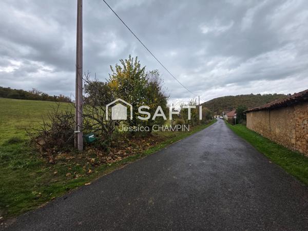 Terrain constructible légèrement vallonné au calme