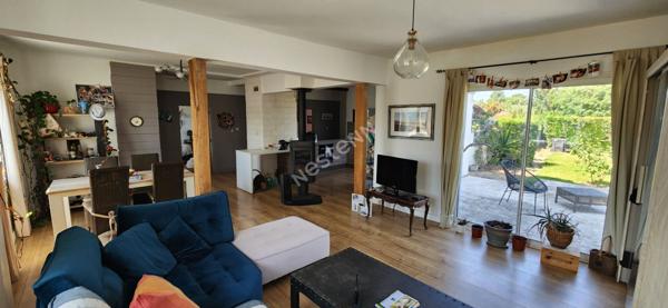 Très jolie maison rénovée avec goût, à deux pas des commodités !