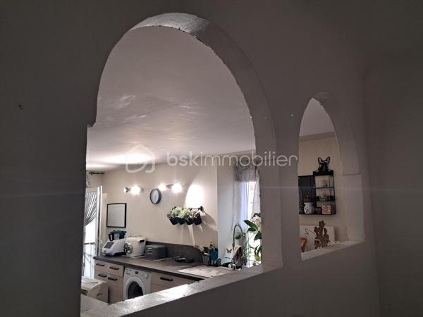 Découvrez cette magnifique maison de village, pleine de caractère et offrant des volumes généreux qui sauront vous séduire !

Dès votre entrée, vous serez charmé par sa cuisine indépendante, entièrement équipée, qui inclut un frigo américain de dernière génération (vendu avec la maison). Imaginez-vous préparer de délicieux repas dans cet espace fonctionnel et convivial !

Cette villa dispose de quatre superbes chambres, idéales pour accueillir votre famille ou vos invités. Le grand salon/salle à manger, baigné de lumière, est l’endroit parfait pour des moments de partage et de convivialité.

Vous apprécierez également le garage avec une porte neuve, ainsi que la buanderie pratique. Avec deux caves et un local à vélos, vous aurez tout l’espace nécessaire pour le rangement. De plus, une place de parking privative vous assure un accès facile et sécurisé.

Cette maison allie charme et confort, avec des fenêtres en PVC double vitrage qui garantissent une excellente isolation et un cadre de vie agréable. Et que dire de la vue imprenable sur le Mont Caroux ? Un véritable tableau vivant qui embellira vos journées !

De plus, située à deux pas de la piste verte, vous pourrez faire de belles balades à pied ou à vélo !