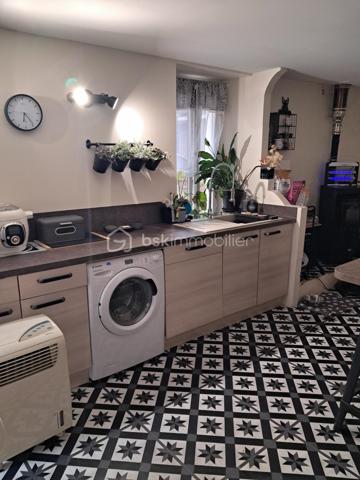 Découvrez cette magnifique maison de village, pleine de caractère et offrant des volumes généreux qui sauront vous séduire !

Dès votre entrée, vous serez charmé par sa cuisine indépendante, entièrement équipée, qui inclut un frigo américain de dernière génération (vendu avec la maison). Imaginez-vous préparer de délicieux repas dans cet espace fonctionnel et convivial !

Cette villa dispose de quatre superbes chambres, idéales pour accueillir votre famille ou vos invités. Le grand salon/salle à manger, baigné de lumière, est l’endroit parfait pour des moments de partage et de convivialité.

Vous apprécierez également le garage avec une porte neuve, ainsi que la buanderie pratique. Avec deux caves et un local à vélos, vous aurez tout l’espace nécessaire pour le rangement. De plus, une place de parking privative vous assure un accès facile et sécurisé.

Cette maison allie charme et confort, avec des fenêtres en PVC double vitrage qui garantissent une excellente isolation et un cadre de vie agréable. Et que dire de la vue imprenable sur le Mont Caroux ? Un véritable tableau vivant qui embellira vos journées !

De plus, située à deux pas de la piste verte, vous pourrez faire de belles balades à pied ou à vélo !