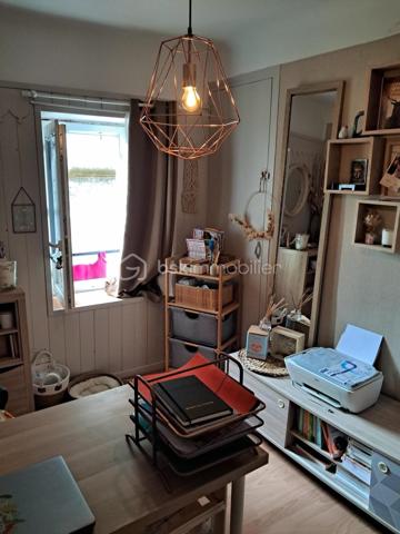 Découvrez cette magnifique maison de village, pleine de caractère et offrant des volumes généreux qui sauront vous séduire !

Dès votre entrée, vous serez charmé par sa cuisine indépendante, entièrement équipée, qui inclut un frigo américain de dernière génération (vendu avec la maison). Imaginez-vous préparer de délicieux repas dans cet espace fonctionnel et convivial !

Cette villa dispose de quatre superbes chambres, idéales pour accueillir votre famille ou vos invités. Le grand salon/salle à manger, baigné de lumière, est l’endroit parfait pour des moments de partage et de convivialité.

Vous apprécierez également le garage avec une porte neuve, ainsi que la buanderie pratique. Avec deux caves et un local à vélos, vous aurez tout l’espace nécessaire pour le rangement. De plus, une place de parking privative vous assure un accès facile et sécurisé.

Cette maison allie charme et confort, avec des fenêtres en PVC double vitrage qui garantissent une excellente isolation et un cadre de vie agréable. Et que dire de la vue imprenable sur le Mont Caroux ? Un véritable tableau vivant qui embellira vos journées !

De plus, située à deux pas de la piste verte, vous pourrez faire de belles balades à pied ou à vélo !