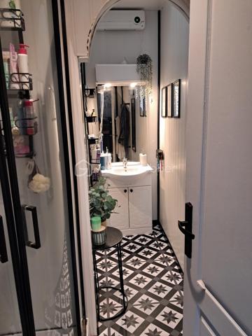 Découvrez cette magnifique maison de village, pleine de caractère et offrant des volumes généreux qui sauront vous séduire !

Dès votre entrée, vous serez charmé par sa cuisine indépendante, entièrement équipée, qui inclut un frigo américain de dernière génération (vendu avec la maison). Imaginez-vous préparer de délicieux repas dans cet espace fonctionnel et convivial !

Cette villa dispose de quatre superbes chambres, idéales pour accueillir votre famille ou vos invités. Le grand salon/salle à manger, baigné de lumière, est l’endroit parfait pour des moments de partage et de convivialité.

Vous apprécierez également le garage avec une porte neuve, ainsi que la buanderie pratique. Avec deux caves et un local à vélos, vous aurez tout l’espace nécessaire pour le rangement. De plus, une place de parking privative vous assure un accès facile et sécurisé.

Cette maison allie charme et confort, avec des fenêtres en PVC double vitrage qui garantissent une excellente isolation et un cadre de vie agréable. Et que dire de la vue imprenable sur le Mont Caroux ? Un véritable tableau vivant qui embellira vos journées !

De plus, située à deux pas de la piste verte, vous pourrez faire de belles balades à pied ou à vélo !