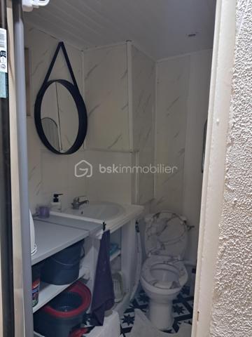 Découvrez cette magnifique maison de village, pleine de caractère et offrant des volumes généreux qui sauront vous séduire !

Dès votre entrée, vous serez charmé par sa cuisine indépendante, entièrement équipée, qui inclut un frigo américain de dernière génération (vendu avec la maison). Imaginez-vous préparer de délicieux repas dans cet espace fonctionnel et convivial !

Cette villa dispose de quatre superbes chambres, idéales pour accueillir votre famille ou vos invités. Le grand salon/salle à manger, baigné de lumière, est l’endroit parfait pour des moments de partage et de convivialité.

Vous apprécierez également le garage avec une porte neuve, ainsi que la buanderie pratique. Avec deux caves et un local à vélos, vous aurez tout l’espace nécessaire pour le rangement. De plus, une place de parking privative vous assure un accès facile et sécurisé.

Cette maison allie charme et confort, avec des fenêtres en PVC double vitrage qui garantissent une excellente isolation et un cadre de vie agréable. Et que dire de la vue imprenable sur le Mont Caroux ? Un véritable tableau vivant qui embellira vos journées !

De plus, située à deux pas de la piste verte, vous pourrez faire de belles balades à pied ou à vélo !
