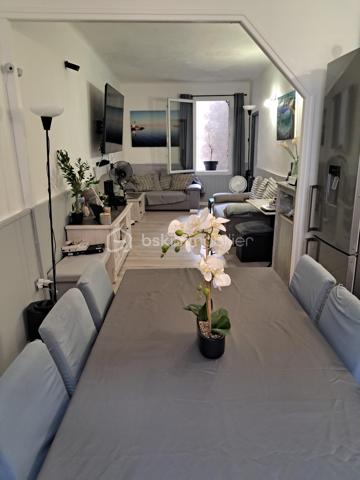 Découvrez cette magnifique maison de village, pleine de caractère et offrant des volumes généreux qui sauront vous séduire !

Dès votre entrée, vous serez charmé par sa cuisine indépendante, entièrement équipée, qui inclut un frigo américain de dernière génération (vendu avec la maison). Imaginez-vous préparer de délicieux repas dans cet espace fonctionnel et convivial !

Cette villa dispose de quatre superbes chambres, idéales pour accueillir votre famille ou vos invités. Le grand salon/salle à manger, baigné de lumière, est l’endroit parfait pour des moments de partage et de convivialité.

Vous apprécierez également le garage avec une porte neuve, ainsi que la buanderie pratique. Avec deux caves et un local à vélos, vous aurez tout l’espace nécessaire pour le rangement. De plus, une place de parking privative vous assure un accès facile et sécurisé.

Cette maison allie charme et confort, avec des fenêtres en PVC double vitrage qui garantissent une excellente isolation et un cadre de vie agréable. Et que dire de la vue imprenable sur le Mont Caroux ? Un véritable tableau vivant qui embellira vos journées !

De plus, située à deux pas de la piste verte, vous pourrez faire de belles balades à pied ou à vélo !